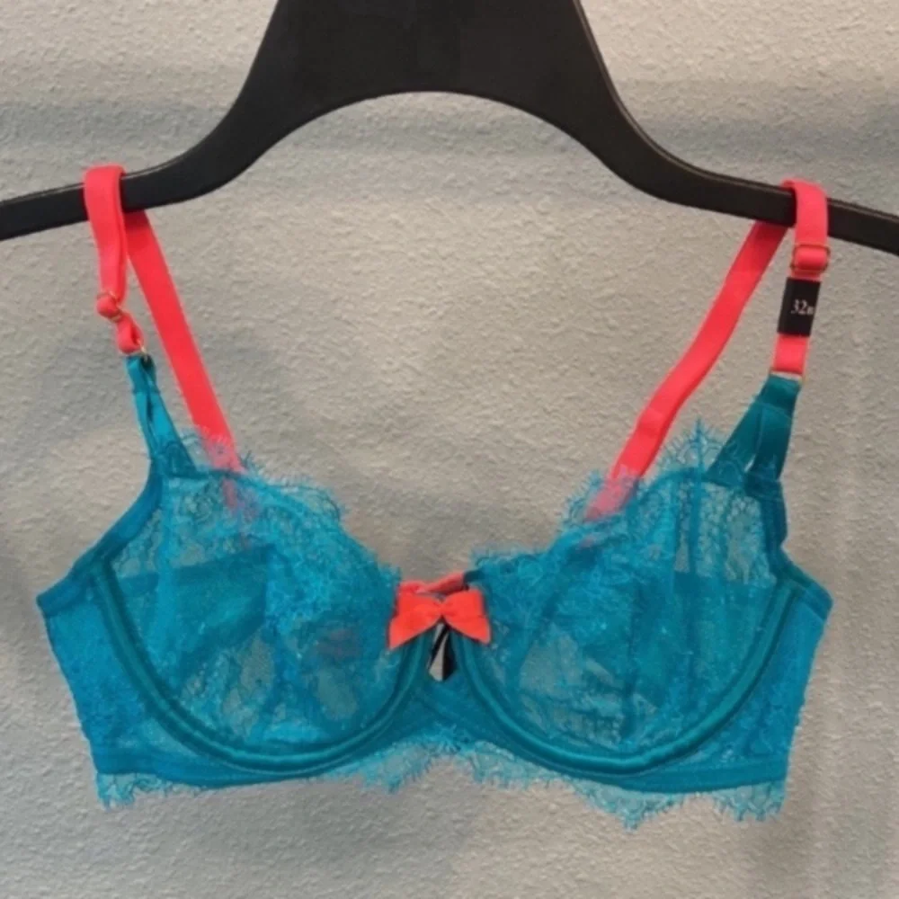 Victoria’s Secret Very Sexy Unlined Lace Demi 32B NWT